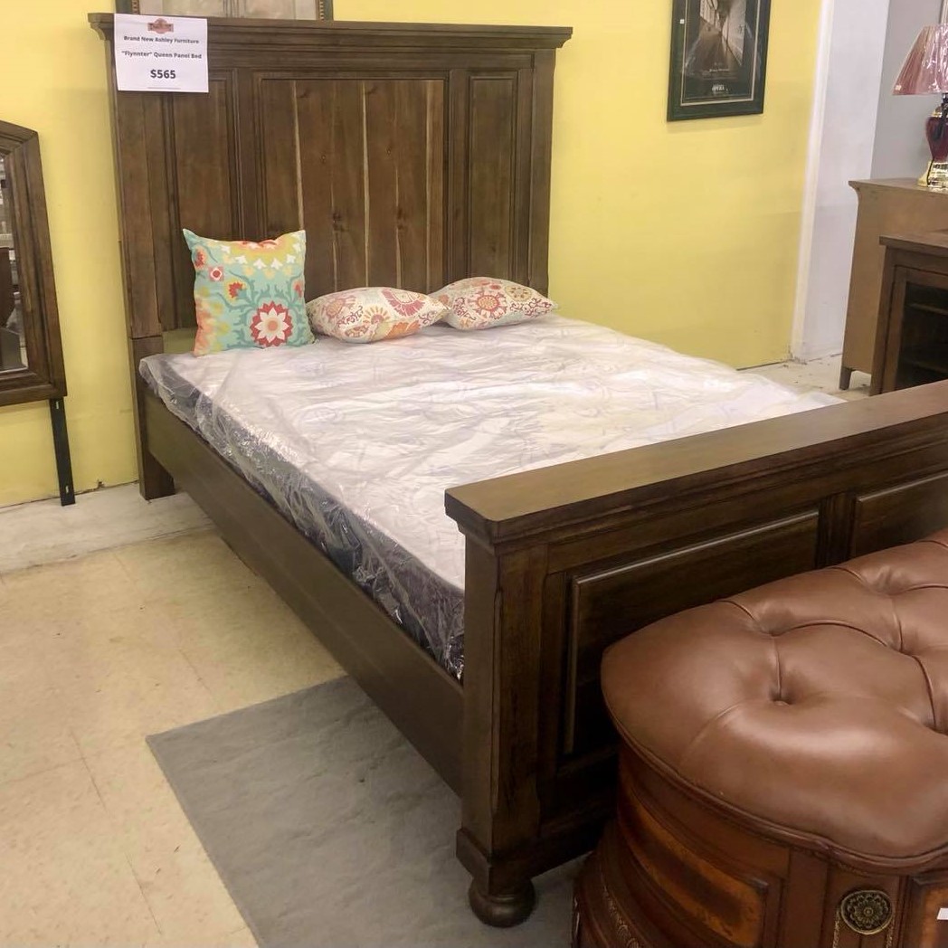 New Bedroom Brand New Ashley Furniture "Flynnter" Queen Panel Bed